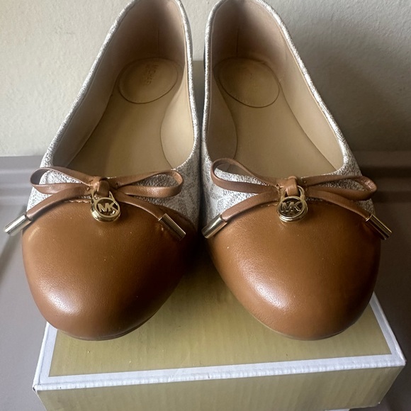 Brand new Michael Kor shoes - Picture 4 of 8